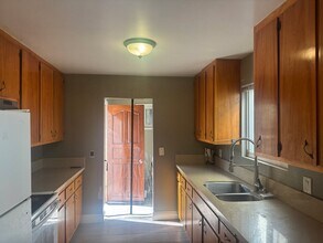 2863 Helen St, Unit A in Oakland, CA - Foto de edificio - Building Photo