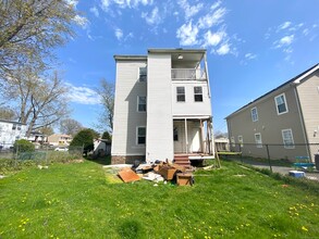 283 Martin St, Unit 3rd Floor in Hartford, CT - Building Photo - Building Photo