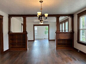 1700 S College St, Unit 2 in Springfield, IL - Building Photo - Building Photo