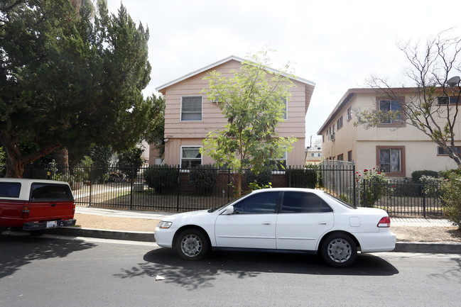 20542 Hartland St in Winnetka, CA - Foto de edificio - Building Photo