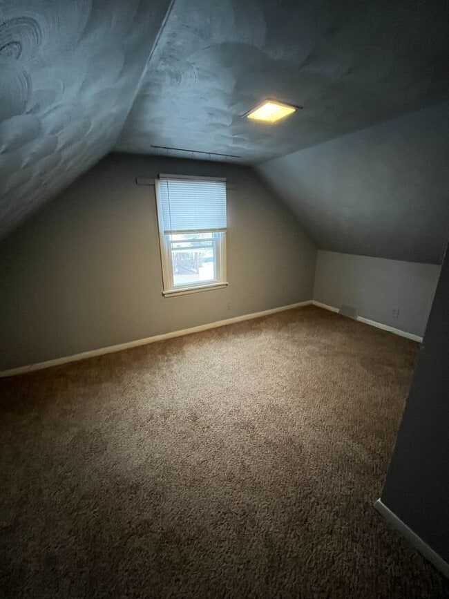 813 1/2 E Molloy Rd in Syracuse, NY - Building Photo - Building Photo