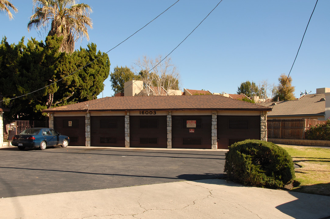 16003 Gault St in Van Nuys, CA - Building Photo