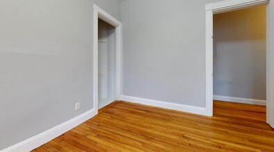 11 Pond St, Unit 1 in Boston, MA - Foto de edificio - Building Photo
