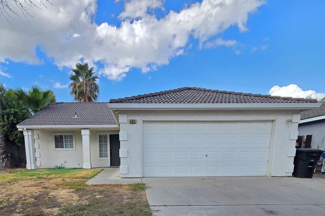 3313 Jamestown Dr in Modesto, CA - Building Photo