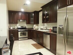 1043 S Kenmore Ave in Los Angeles, CA - Building Photo - Building Photo