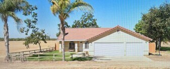 39111 Rd 104 in Dinuba, CA - Building Photo