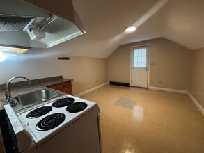 27 Linda Ave in Chicopee, MA - Building Photo - Building Photo