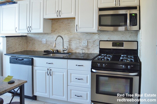 2003 Commonwealth Ave in Boston, MA - Building Photo - Building Photo