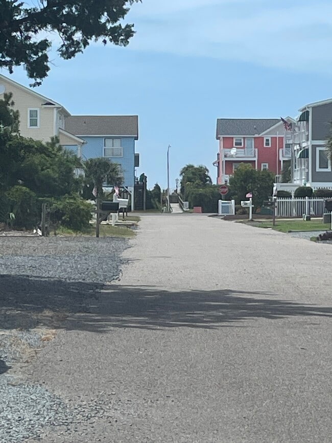 120 Frigate Dr in Holden Beach, NC - Foto de edificio - Building Photo