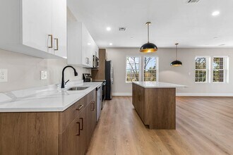 22 Everett St in Westwood, MA - Foto de edificio - Building Photo