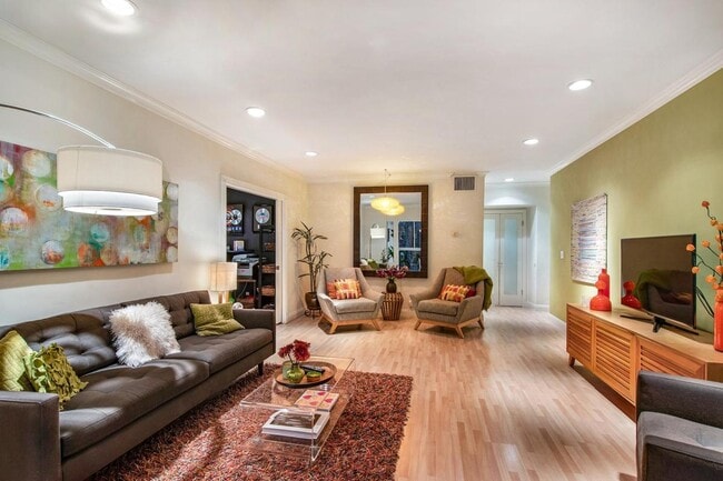 8550 Holloway Dr, Unit 305 in West Hollywood, CA - Building Photo - Building Photo