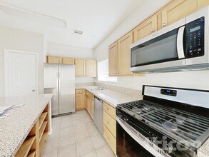 717 Horse Stable Ave in North Las Vegas, NV - Foto de edificio - Building Photo