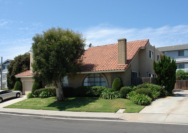 Harbor Bluffs Apartments in Huntington Beach, CA - Building Photo - Building Photo