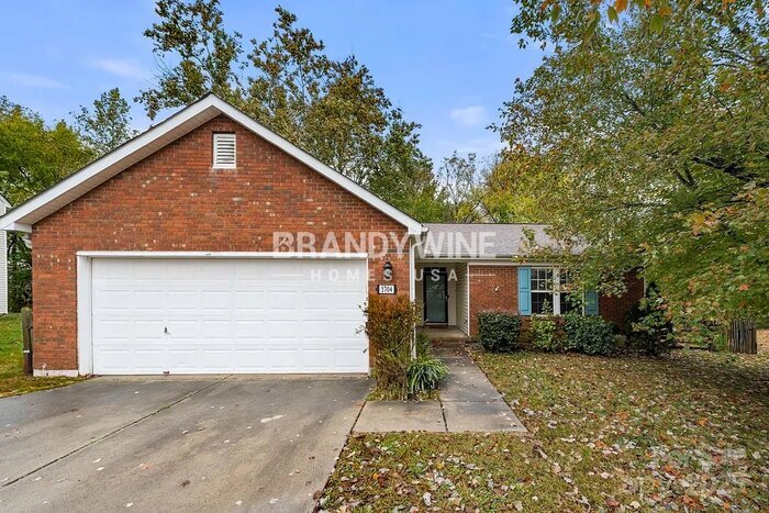 5704 Shining Oak Ln in Charlotte, NC - Foto de edificio