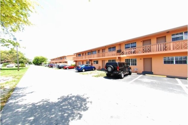 822 NW 7th Ter in Hallandale Beach, FL - Building Photo - Building Photo