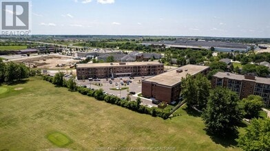3180 Meadowbrook Ln in Windsor, ON - Building Photo - Building Photo