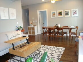 2800 W Logan Blvd, Unit 2 in Chicago, IL - Building Photo - Building Photo