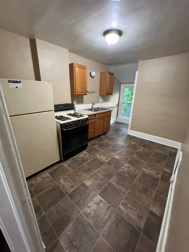 9 Peacock St, Unit 3 in Auburn, NY - Building Photo - Building Photo