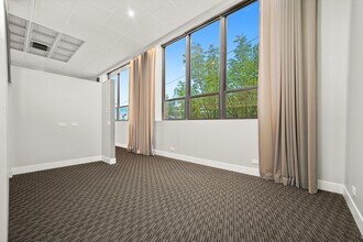 300 N Ogden Ave, Unit 202 in Chicago, IL - Foto de edificio - Building Photo