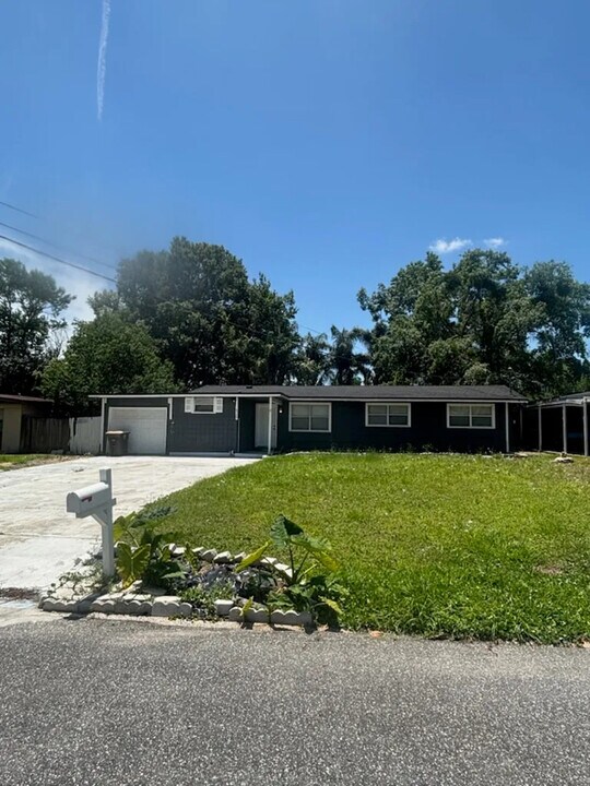 6750 Snow White Dr in Jacksonville, FL - Building Photo