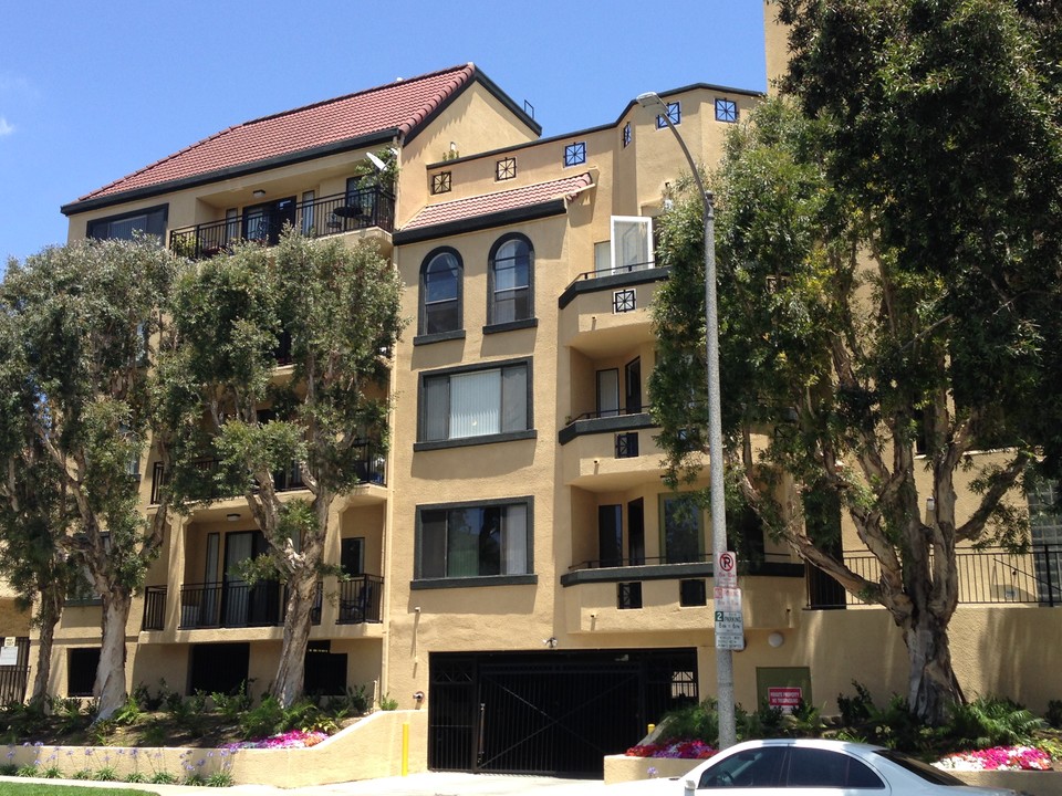 Cochran Island Apartments in Los Angeles, CA - Building Photo