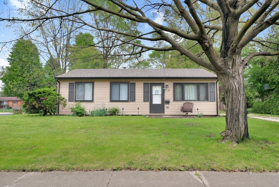 1204 N Mathews Ave in Urbana, IL - Building Photo