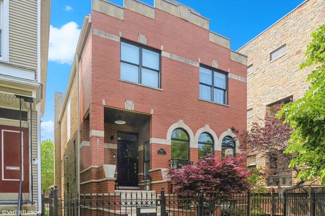 3120 N Leavitt St in Chicago, IL - Building Photo
