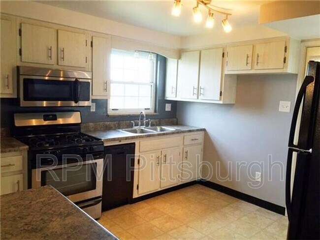 2108 Lucina Ave in Pittsburgh, PA - Building Photo - Building Photo