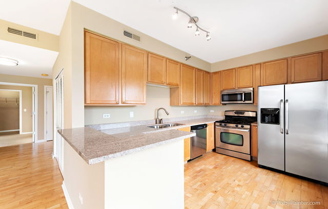 100 N Hermitage Ave, Unit 404 in Chicago, IL - Building Photo - Building Photo