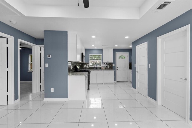 8150 Snowden St in Houston, TX - Building Photo - Building Photo