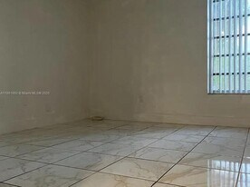 8850 Fontainebleau Blvd in Miami, FL - Building Photo