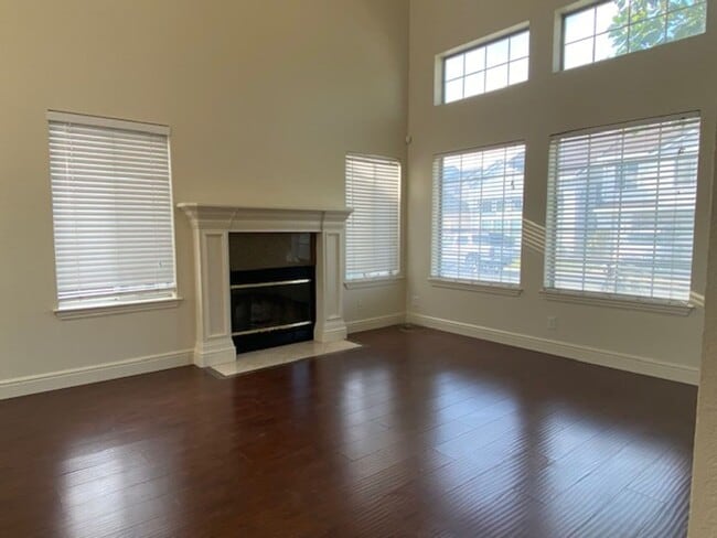 3516 Merano Way in Antelope, CA - Foto de edificio - Building Photo