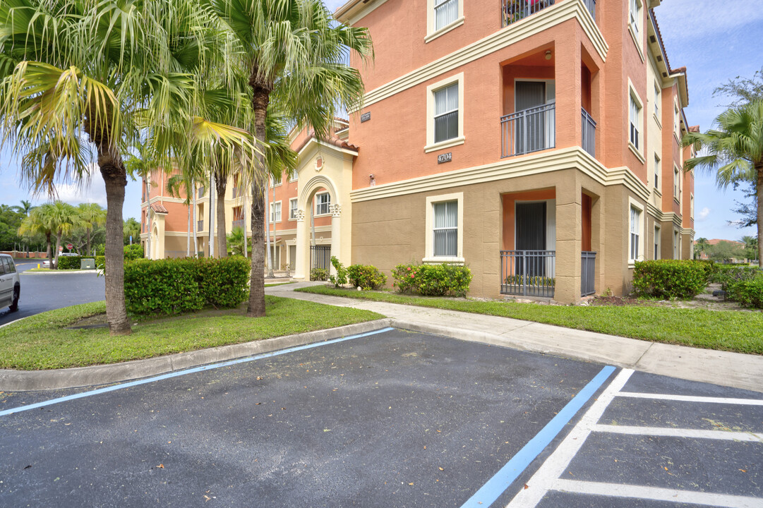 4704 SW 160th Ave, Unit 223 in Miramar, FL - Building Photo