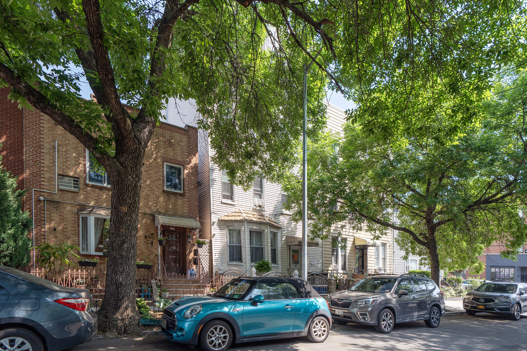 173 Meserole Ave in Brooklyn, NY - Building Photo