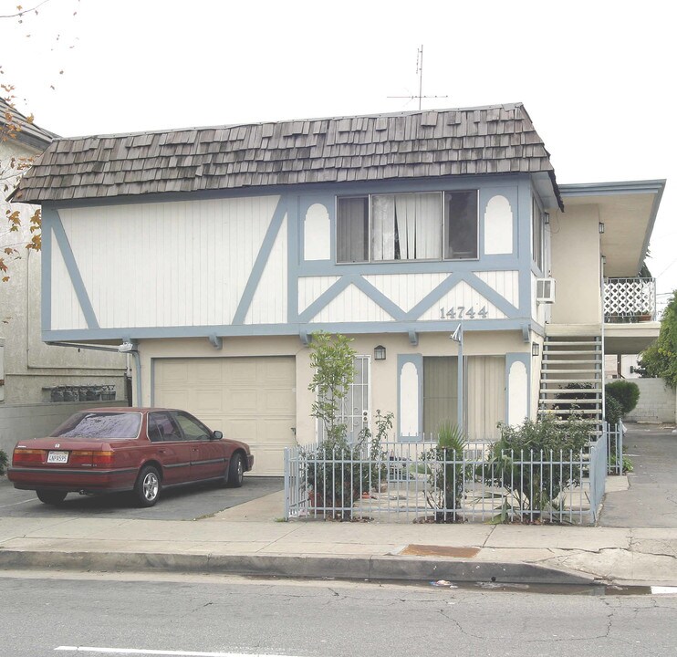 14744 Victory Blvd in Van Nuys, CA - Building Photo