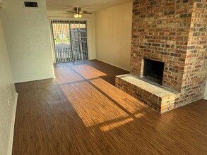 2713 Hurstview Dr in Hurst, TX - Foto de edificio - Building Photo