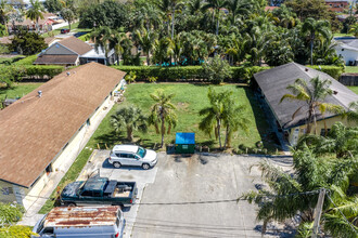 692 Neil Rd in West Palm Beach, FL - Foto de edificio - Building Photo