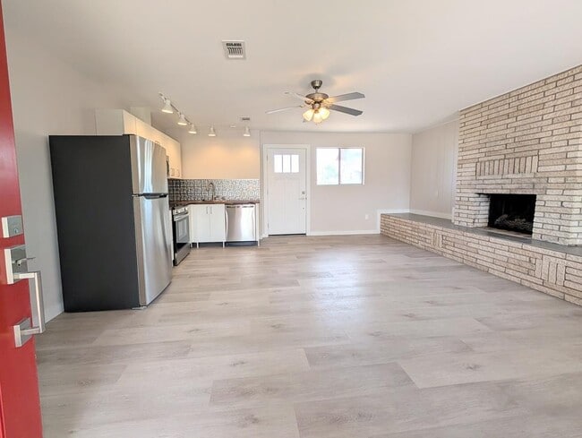 1108 W San Antonio St in Marfa, TX - Building Photo - Building Photo