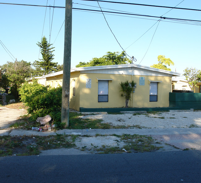 22 SW 6th Ave in Dania, FL - Building Photo - Building Photo