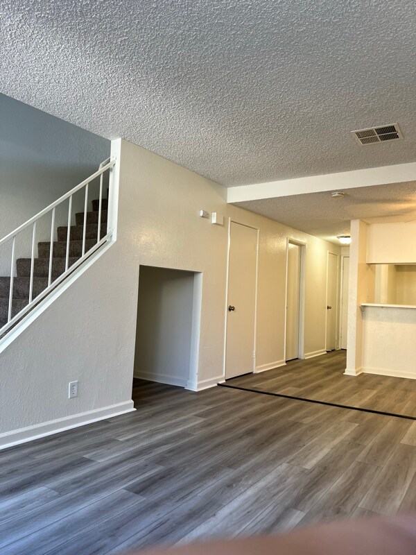 43711 Challenger Way in Lancaster, CA - Foto de edificio - Building Photo