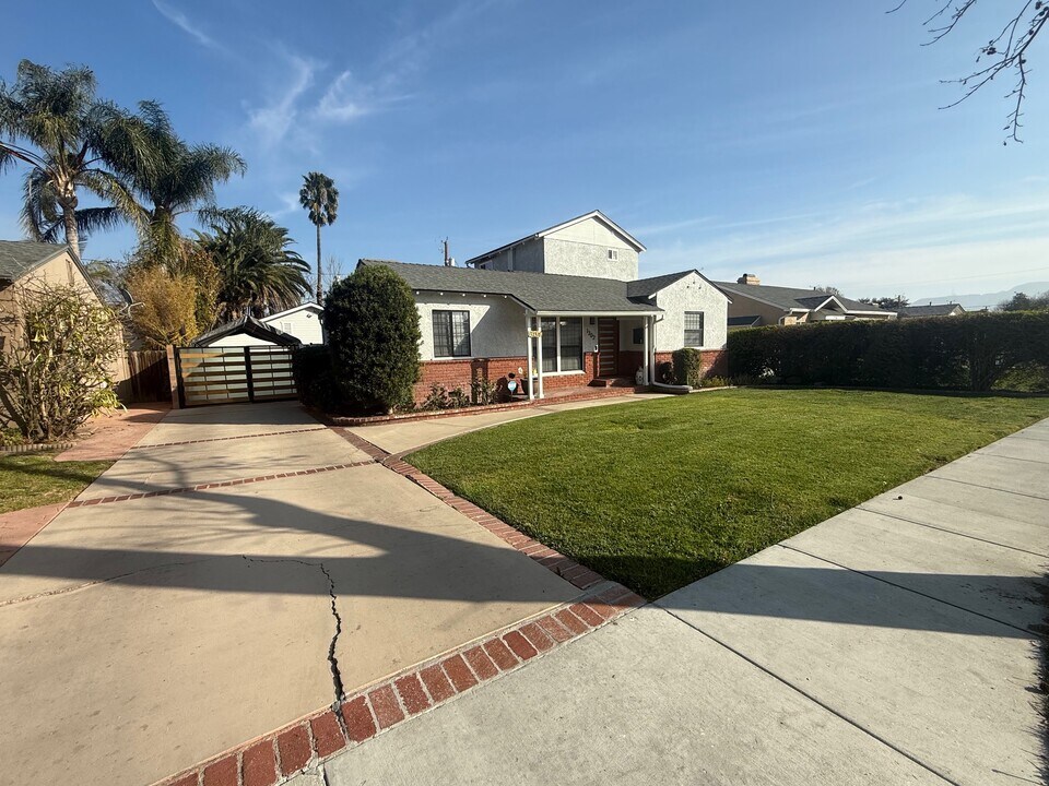 1302 N Keystone St in Burbank, CA - Building Photo