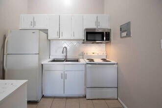 1300 Parker Ln in Austin, TX - Building Photo - Building Photo