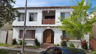 1439 Cedar Ave in Long Beach, CA - Building Photo