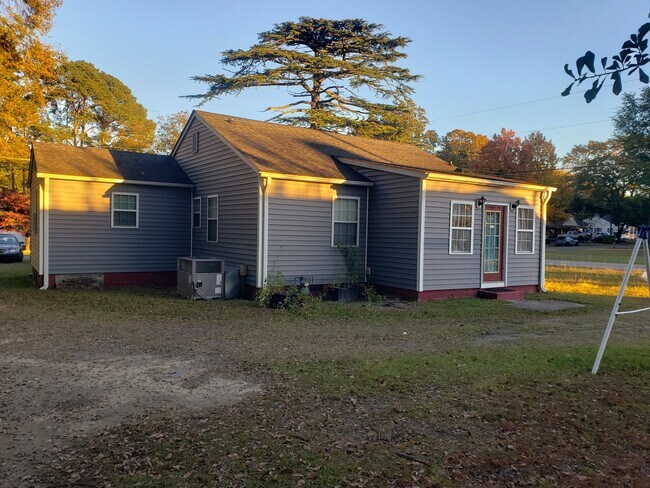 303 N Wright St in Raeford, NC - Building Photo - Building Photo