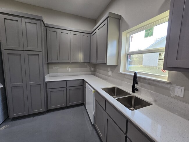 2101 Lions Ln in Commerce, TX - Building Photo - Building Photo