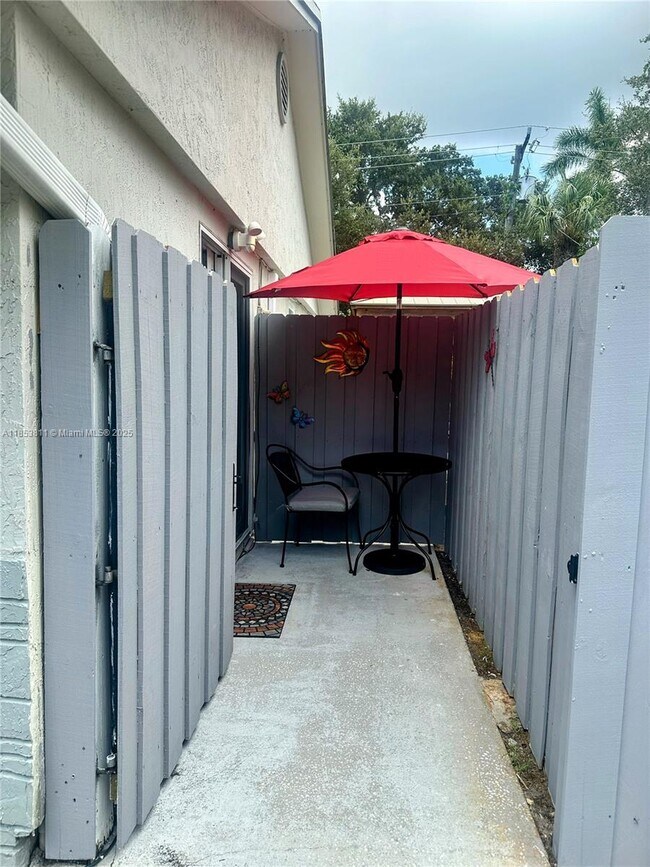 2365 SW 34th Ave in Fort Lauderdale, FL - Building Photo - Building Photo