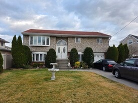 1707 Meadowbrook Rd in Merrick, NY - Building Photo