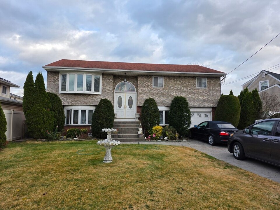 1707 Meadowbrook Rd in Merrick, NY - Foto de edificio