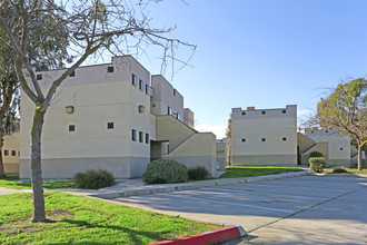 Maldonado Plaza in Firebaugh, CA - Foto de edificio - Building Photo