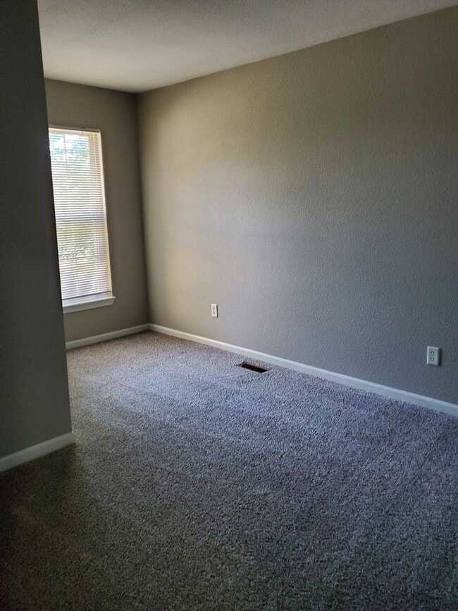 405 SE Brandon Ct in Oak Grove, MO - Building Photo - Building Photo